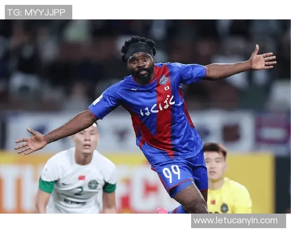 足球明星如王子般闪耀赛场魅力与风采尽显无遗